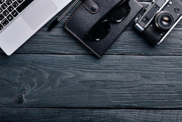 Spazio di lavoro in ufficio con oculari e penna per notebook con fotocamera Su una superficie di legno Vista dall'alto Spazio libero per il testo