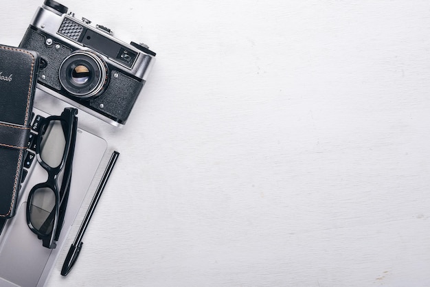 Spazio di lavoro in ufficio con oculari e penna per notebook con fotocamera Su una superficie di legno Vista dall'alto Spazio libero per il testo