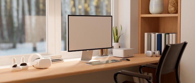 Spazio di lavoro minimo per l'home office con cuffie VR per computer e decorazioni su tavolo di legno contro la finestra