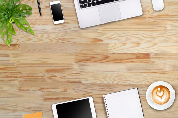 Spazio di lavoro moderno con smartphone tablet laptop e spazio copia tazza di caffè su sfondo di legno