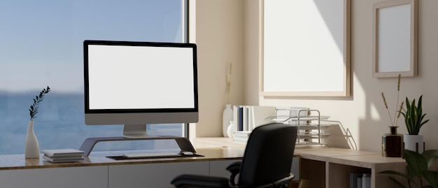 Spazio di lavoro per ufficio minimale e accogliente con computer desktop PC sulla sedia da ufficio da tavolo