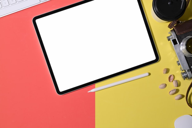 Spazio di lavoro scrivania ufficio colorato e tablet mockup