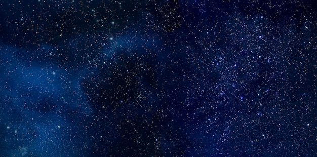 Spazio e stelle del cielo stellato notturno panoramico lungo e grande