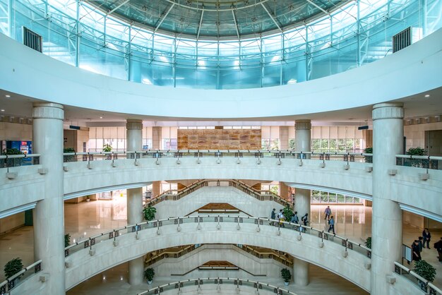 Spazio interno del centro commerciale di architettura moderna