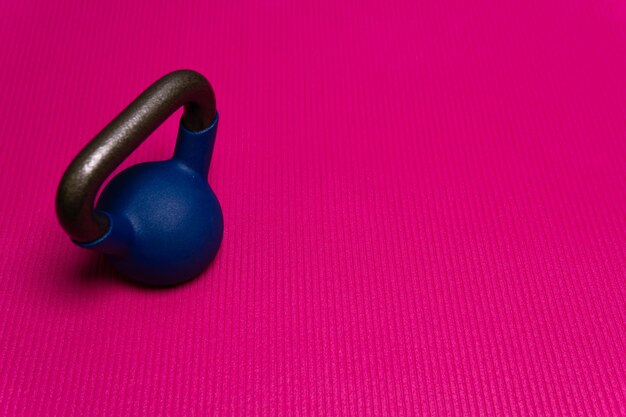 Spazio kettlebell yoga sfondo blu opaco palestra sportiva adatta per lo stile di vita allenamento in oggetto per viola