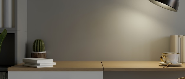 Spazio mockup sul tavolo di legno sotto la luce calda della lampada da tavolo con decorazione moderna 3d rendering