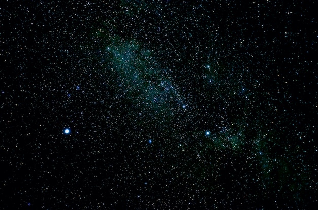 Spazio notturno di stelle e galassie cielo universo nero stellato di campo stellato lucido