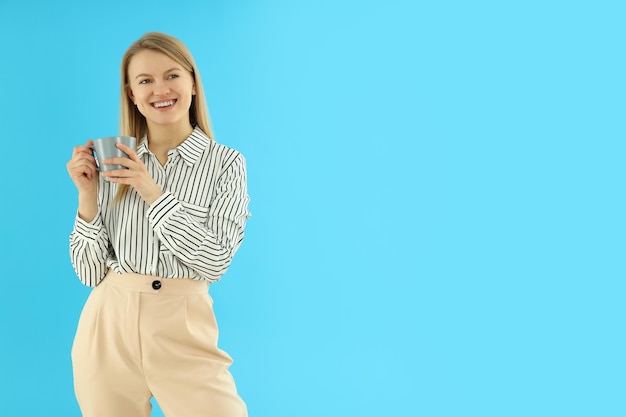 Spazio per il testo della giovane donna d'affari attraente per il testo