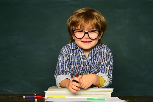 Spazio per la copia dello sfondo della lavagna Bambino sorridente allegro alla lavagna Bambini della scuola