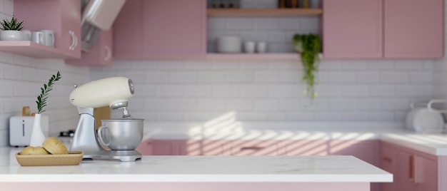 Spazio vuoto sul piano portapaziente con impastatrice cestino per il pane e arredamento in una cucina rosa pastello minimale