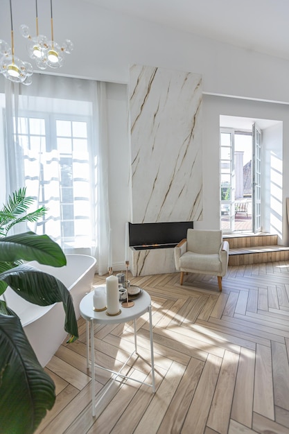 Spazioso appartamento a pianta aperta con stile moderno design luminoso zona vestiario camera da letto soggiorno e bagno in una giornata di sole