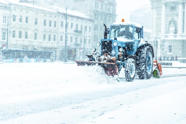 Spazzaneve al centro della città per la pulizia del concetto di neve