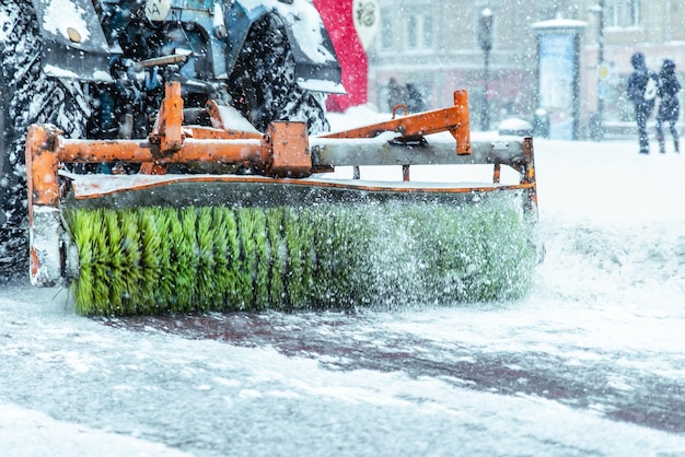 Spazzaneve close up pulizia strada del concetto di neve