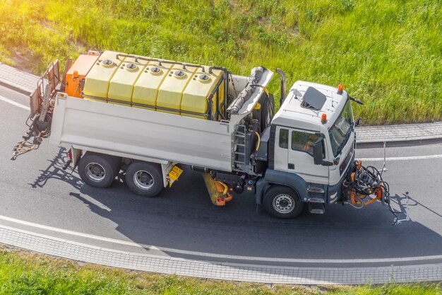 Spazzatrici per la pulizia delle strade che pompano acqua per il lavaggio della strada asfaltata.