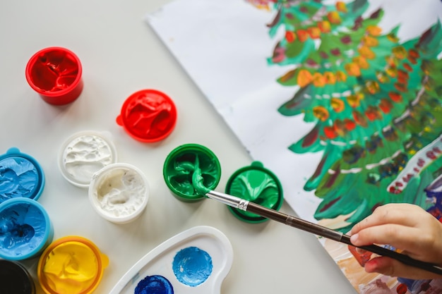 Spazzola con il concetto di disegno del primo piano della pittura a guazzo