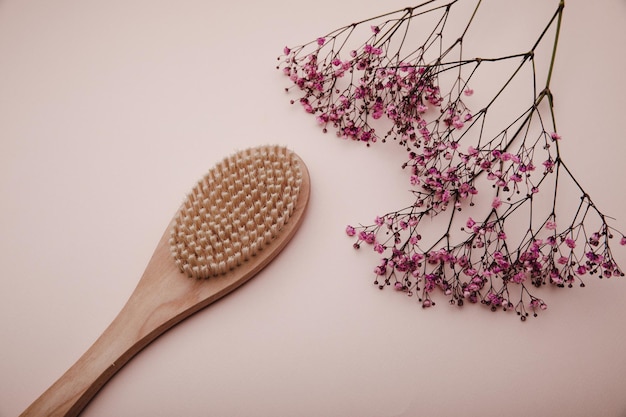 Spazzola da massaggio in legno con setole naturali per una pelle sana e soda