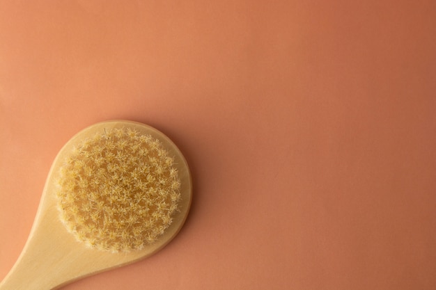 Spazzola del bagno fatta di bambù isolato. Zero prodotto di scarto. Nessun concetto di plastica.