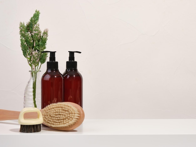 Spazzola per doccia in legno con manico lungo e shampoo per la cura dei capelli Copia spazio per il testo Cura ecologica