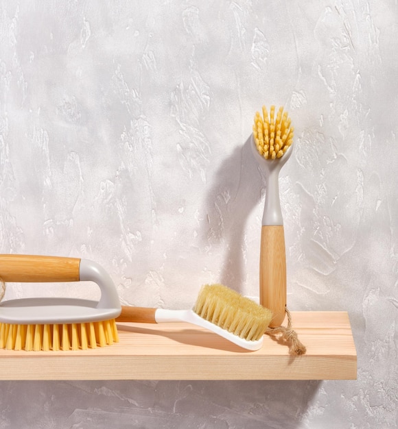 Spazzole ecologiche per la pulizia in legno con setole naturali Spazio di copia per il testo Prodotti per la pulizia