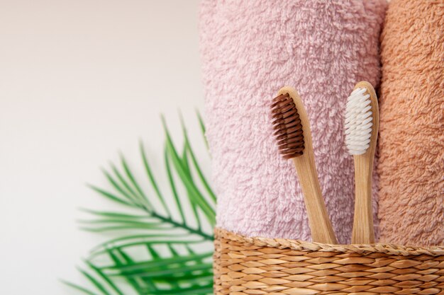 Spazzolini da denti di bambù con asciugamani con copia spazio. Spa, stile di vita sano e concetto di ecologia.
