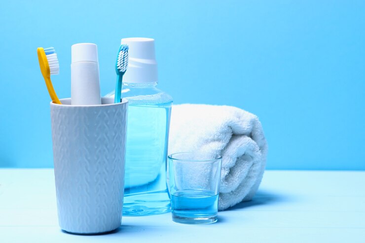 Foto spazzolini da denti e detergenti per la bocca sul tavolo