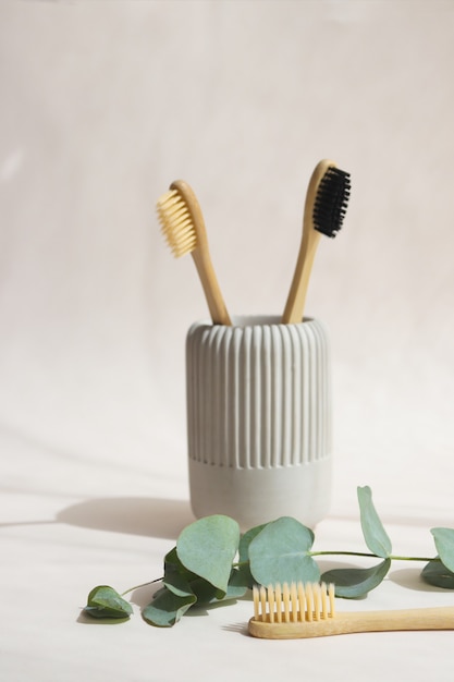 spazzolini da denti ecologici in bambù su fondo beige chiaro