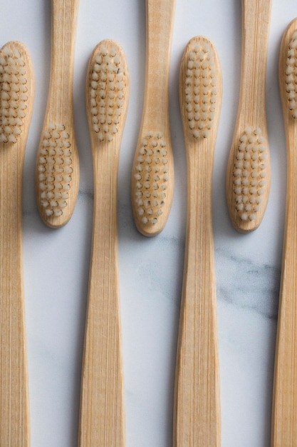 Spazzolini da denti in legno di bambù su fondo di marmo