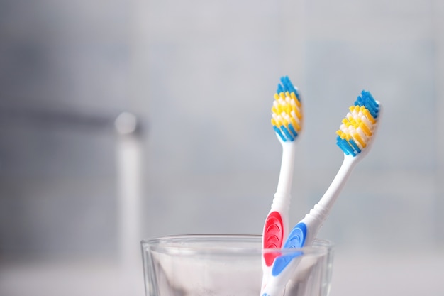 Spazzolini da denti su uno sfondo colorato da vicino. Foto di alta qualità