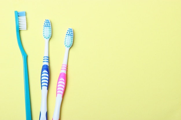 Spazzolini da denti su uno sfondo colorato vista dall'alto igiene orale