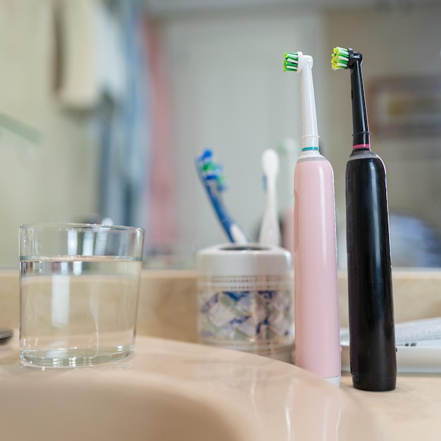 Spazzolini elettrici e oggetti vari utilizzati nella pulizia quotidiana dei denti