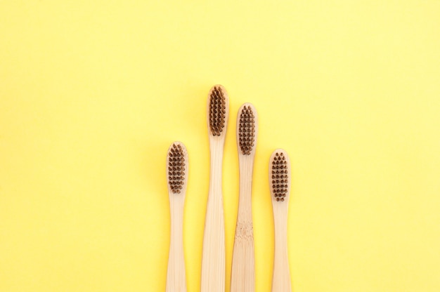 Spazzolino da denti di bambù su uno sfondo giallo e blu. Cure odontoiatriche.