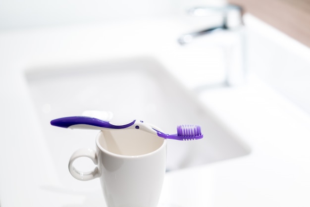 Spazzolino da denti in bagno