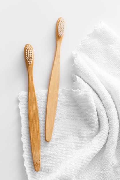 spazzolino da denti in legno con tessuto bianco su sfondo bianco