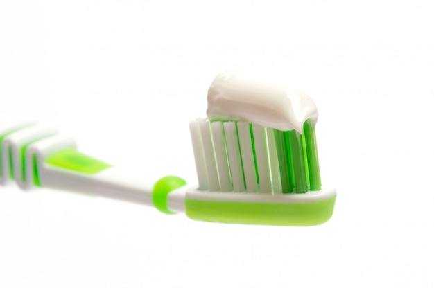 Spazzolino da denti verde su sfondo bianco