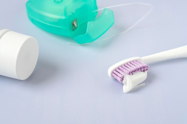 Spazzolino e dentifricio in bagno Cure odontoiatriche