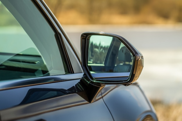 Specchietto retrovisore di un'auto moderna.