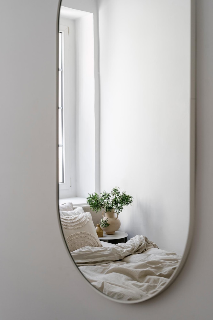 Foto specchio con riflesso di camera da letto con interno luminoso moderno