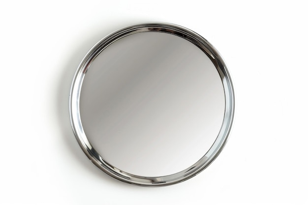 Specchio da bagno su sfondo bianco