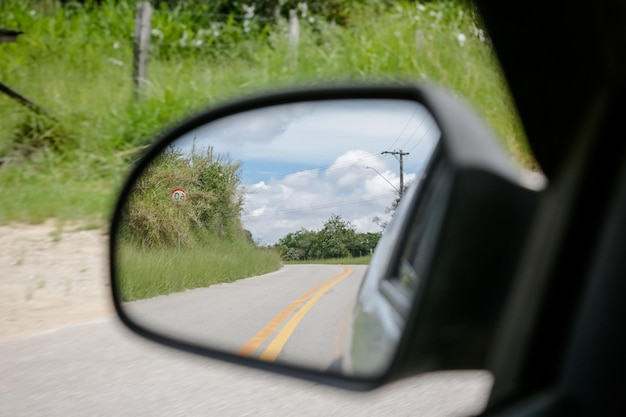 Specchio di un'auto con sfondo cielo in natura colorata