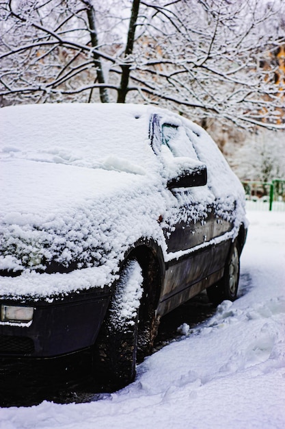 Specchio per auto nella neve Concetto invernale Parte dell'auto