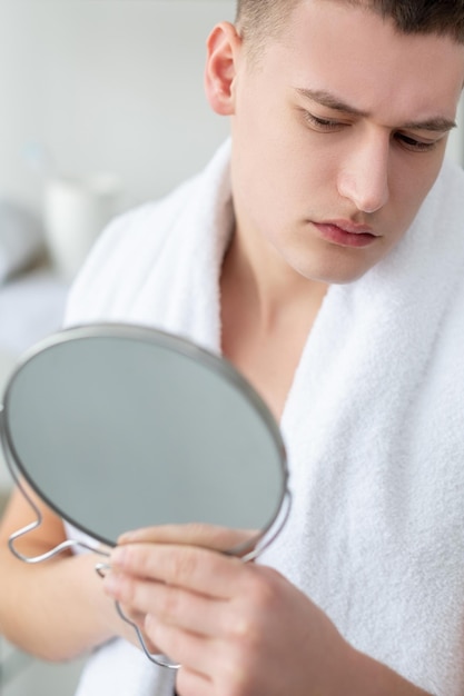 Specchio per la cura del viso della pelle sensibile dopo la rasatura