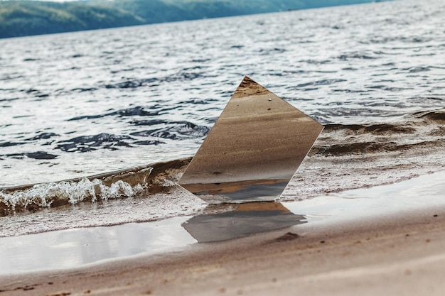 Specchio sulla sabbia sulla spiaggia