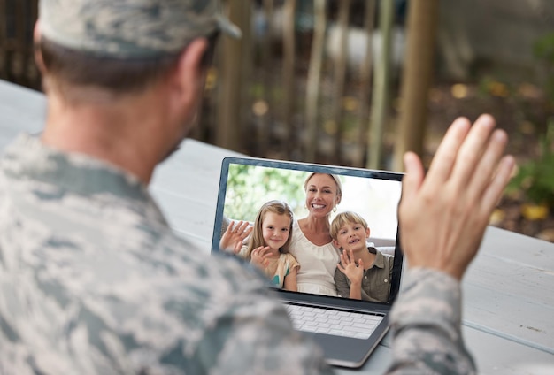 Speciale come tempo di qualità con la tua famiglia Ripresa di un soldato durante una videochiamata con la sua famiglia all'esterno