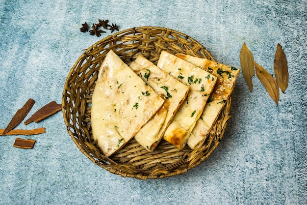 Speciale Masala Kulcha Naan servito in un cesto isolato su sfondo grigio vista dall'alto del cibo del Bangladesh