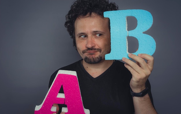 specialista di marketing, test di errore del test A / B nelle campagne pubblicitarie online, concetto di test A e B. Uomo con lettere grandi