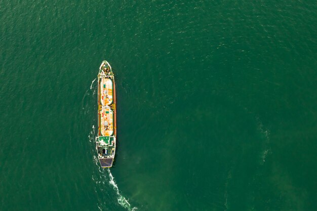 Spedizione di petrolio e gas a vela sul mare verde