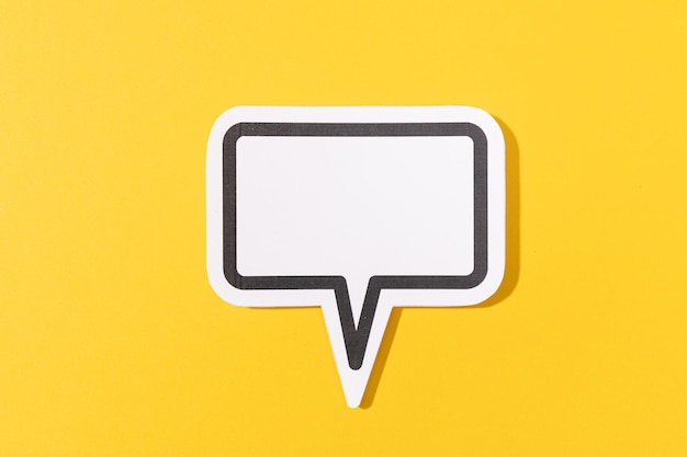 Speech Blank Bubble isolato su sfondo giallo Mock up template