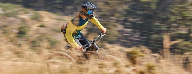 Speed cycling mountain bike e uomo viaggiano su un percorso naturalistico per allenamento all'aperto o maratona Avventura sportiva in libertà e ciclista in bicicletta in viaggio veloce per allenamento fitness