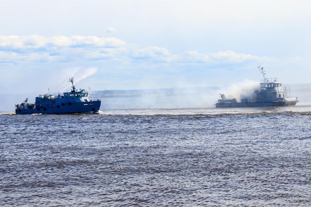 Spegnere una nave in fiamme durante le esercitazioni navali