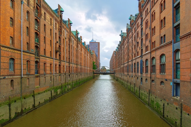 Speicherstadt è il famoso punto di riferimento della città di Amburgo, in Germania. È il più grande distretto di magazzino del mondo. Gli edifici in mattoni rossi sorgono su fondamenta in legno.